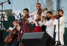 Bára Basiková a David Kraus budou hlavními hosty 8. folklorního festivalu v Dambořicích